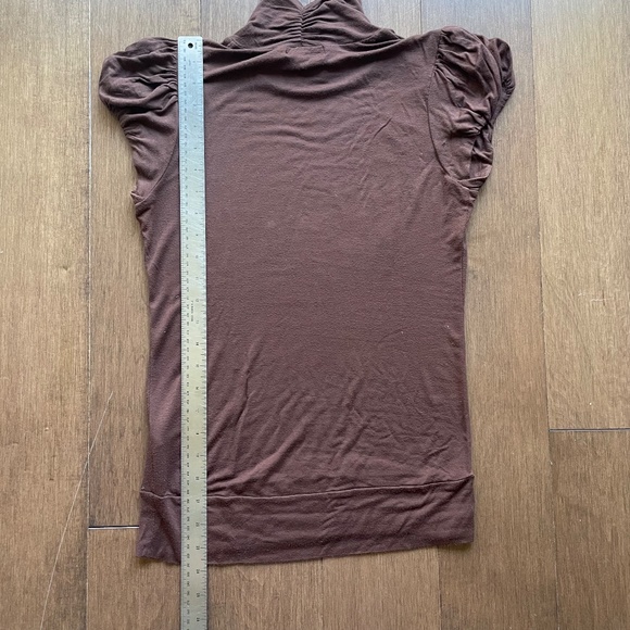 Fitted Short Sleeve Mock Turtle Neck with Gathered Shoulders. - Picture 5 of 10